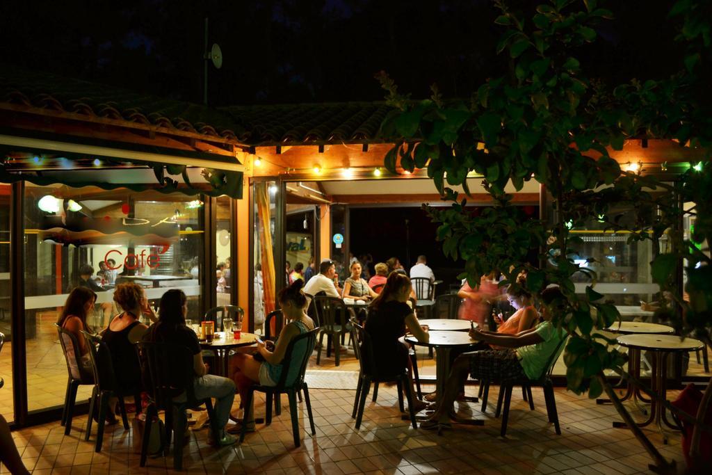 Camping La Sousta**** Remoulins Exterior foto